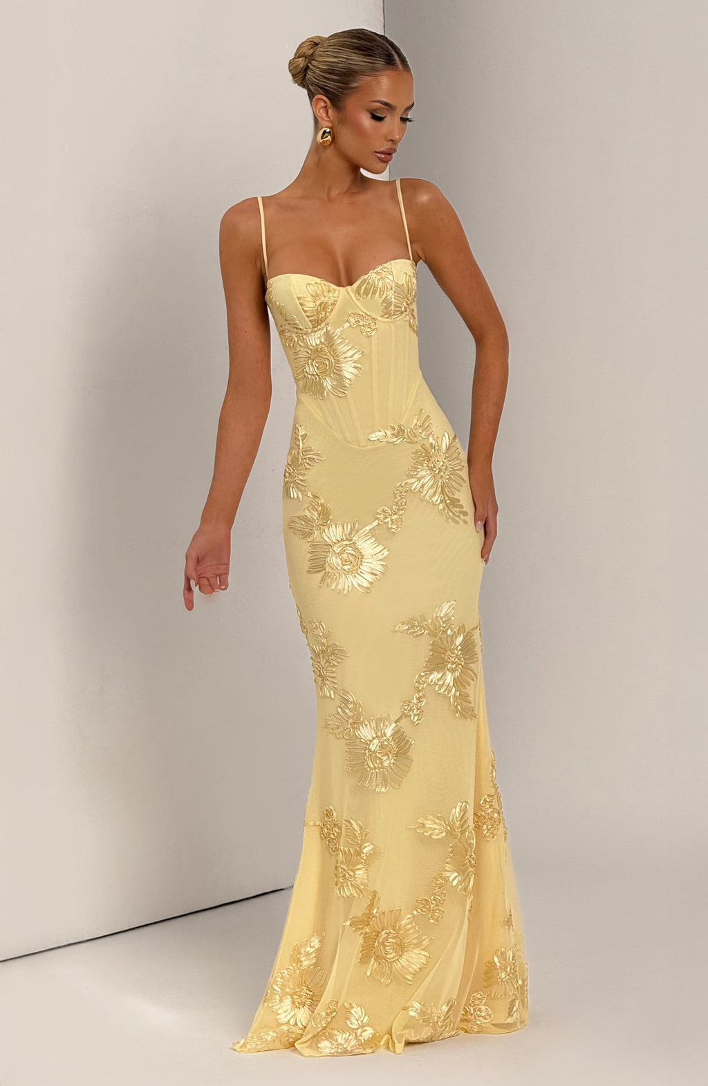 Louise – Robe longue ajustée sans manches avec bretelles à ruban floral