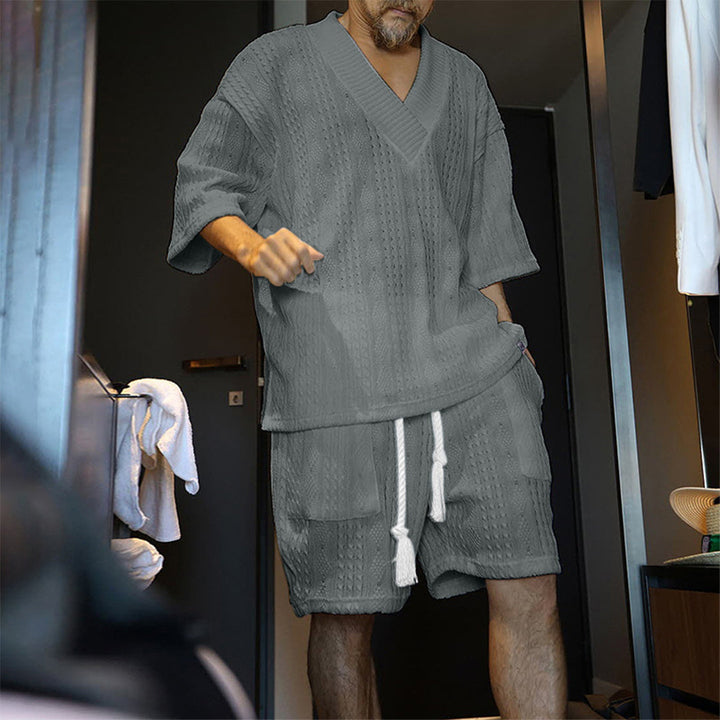 Lazaro Heren Zomerset – Gebreide Lounge Set met Diepe V-Hals en Shorts in Wafelstructuur