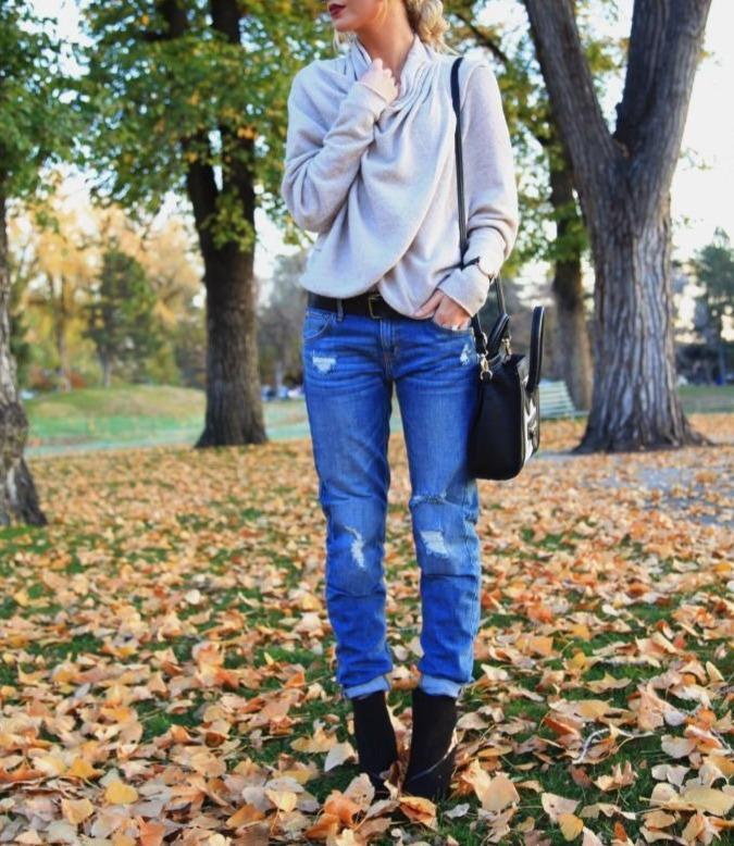 Selora Top – Lichtgrijze Wikkel Top met Sjaaldetail en Verfijnde Pasvorm