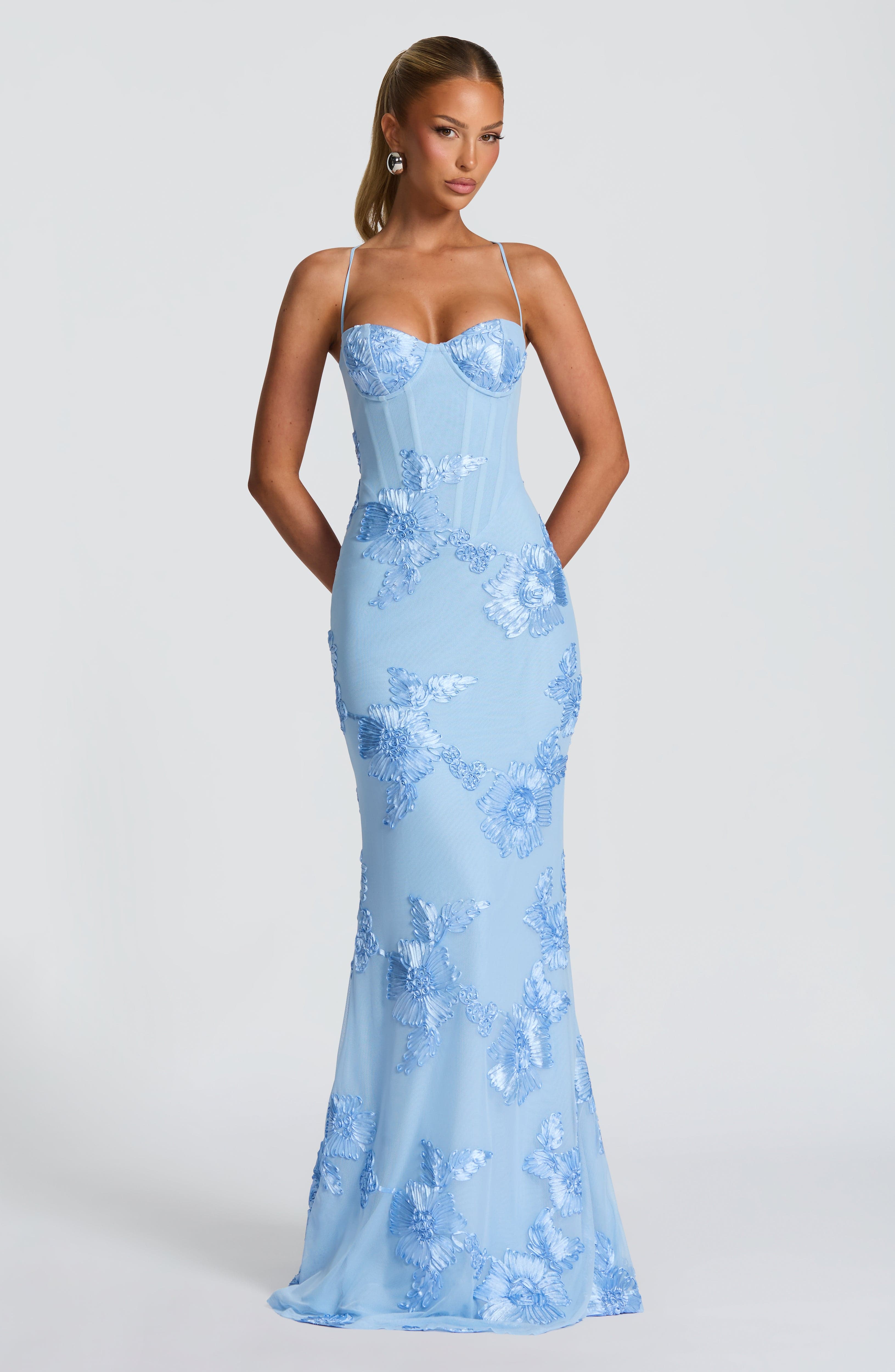 Louise – Robe longue ajustée sans manches avec bretelles à ruban floral
