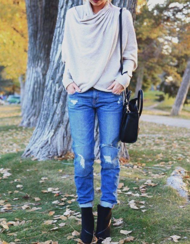 Selora Top – Lichtgrijze Wikkel Top met Sjaaldetail en Verfijnde Pasvorm