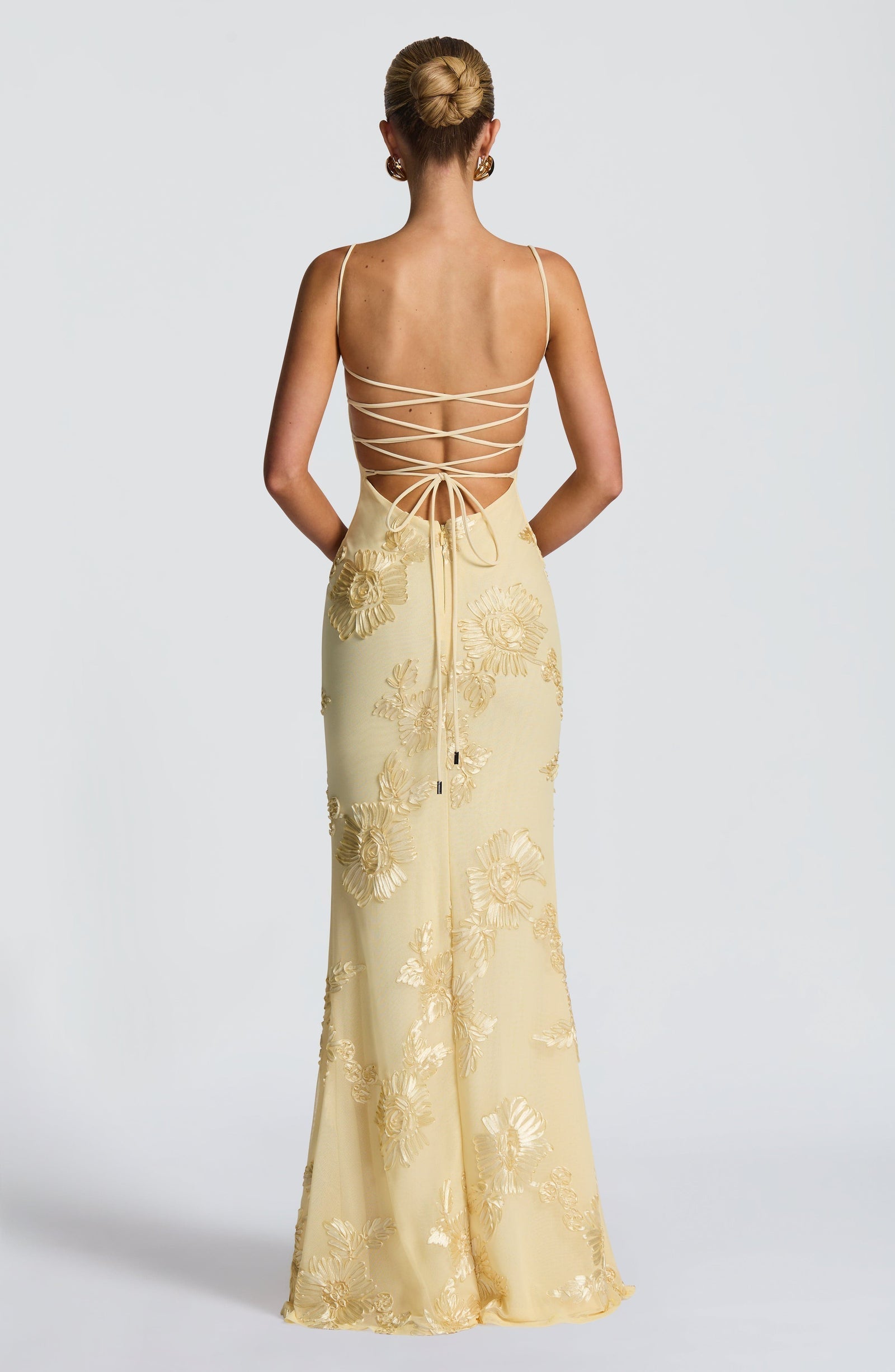 Louise – Robe longue ajustée sans manches avec bretelles à ruban floral