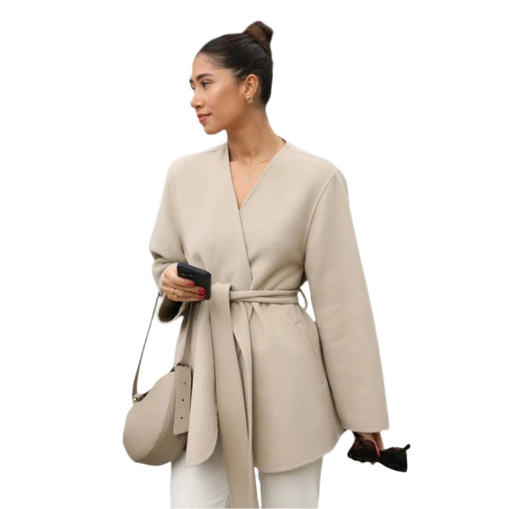 Zerina Midi Jas – Moderne Elegantie met Luxe Afwerking