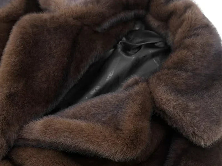 Winry Jas – Lange Faux Fur Winterjas met Gouden Knoopsluiting