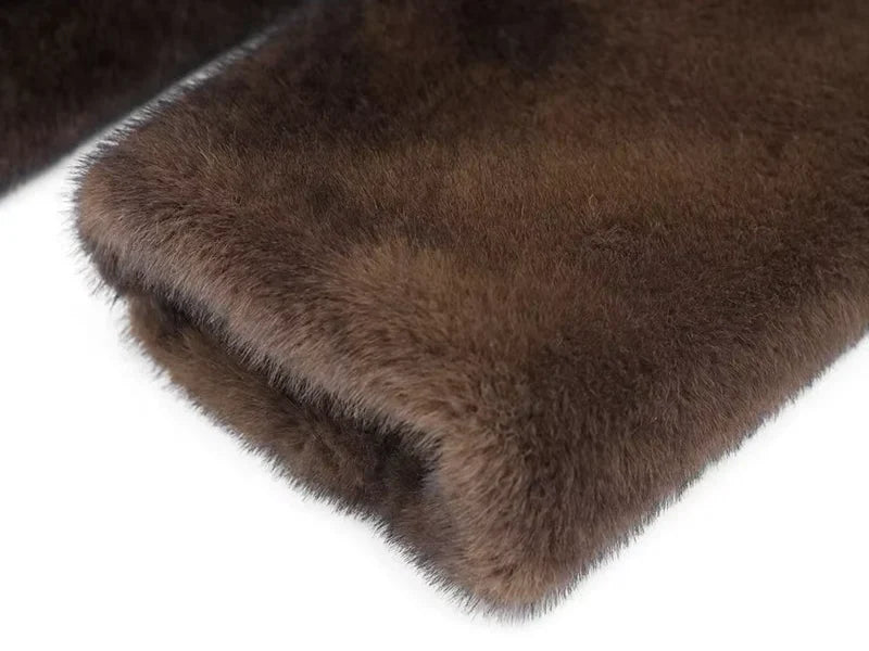 Winry Jas – Lange Faux Fur Winterjas met Gouden Knoopsluiting