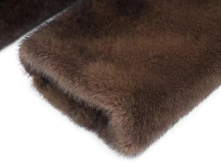 Winry Jas – Lange Faux Fur Winterjas met Gouden Knoopsluiting