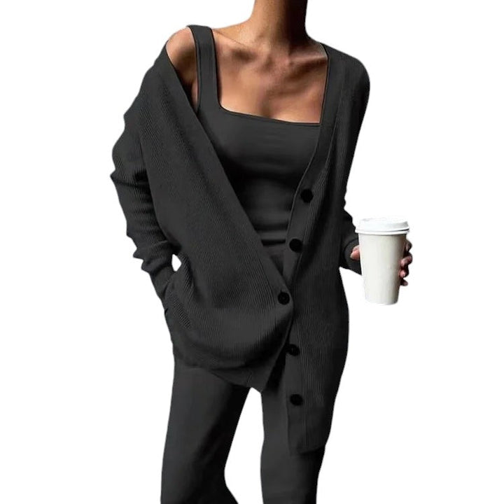 Caitlin Set – Gebreide 3-delige Damesoutfit met Top, Vest en Broek