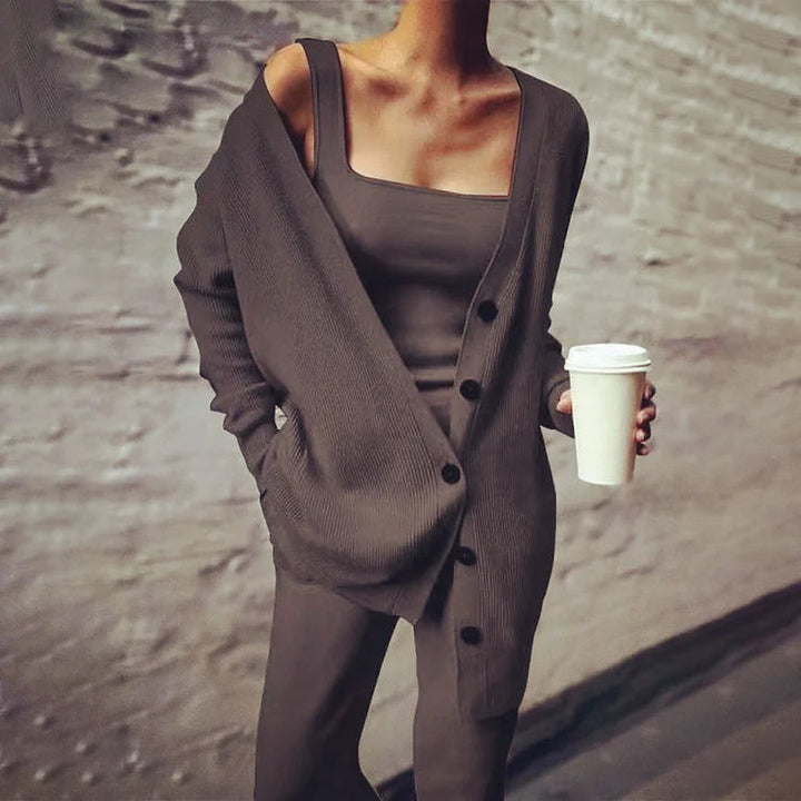 Caitlin Set – Gebreide 3-delige Damesoutfit met Top, Vest en Broek