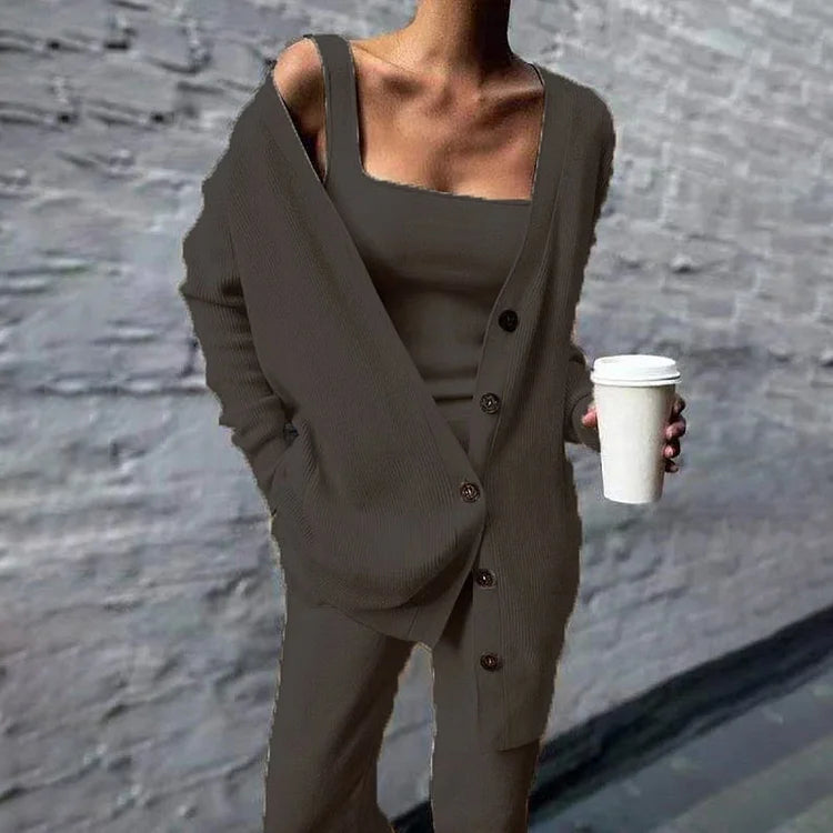 Caitlin Set – Gebreide 3-delige Damesoutfit met Top, Vest en Broek