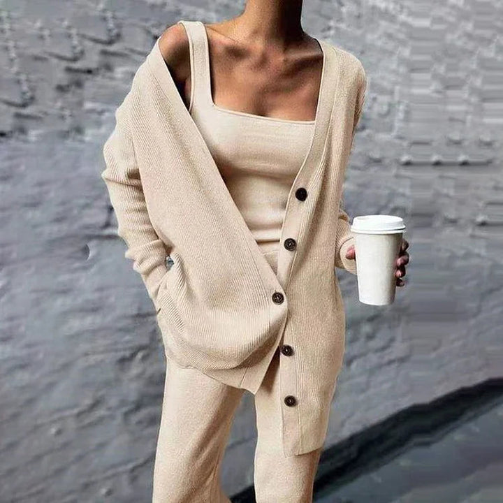 Caitlin Set – Gebreide 3-delige Damesoutfit met Top, Vest en Broek