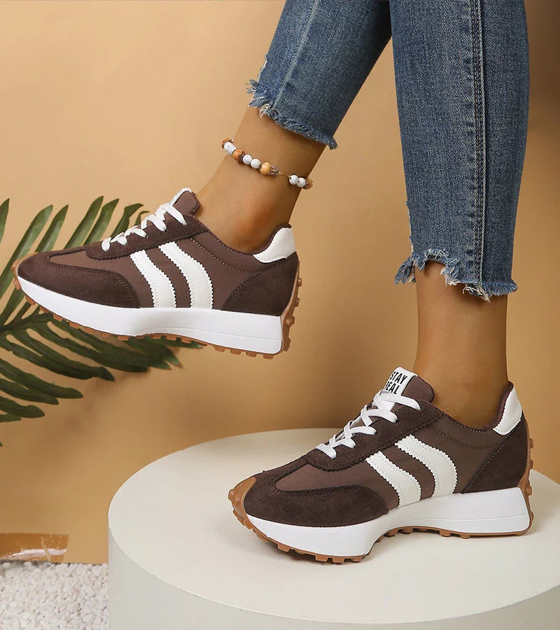 Camille – Sneakers à bout pointu avec lacets et semelle antidérapante