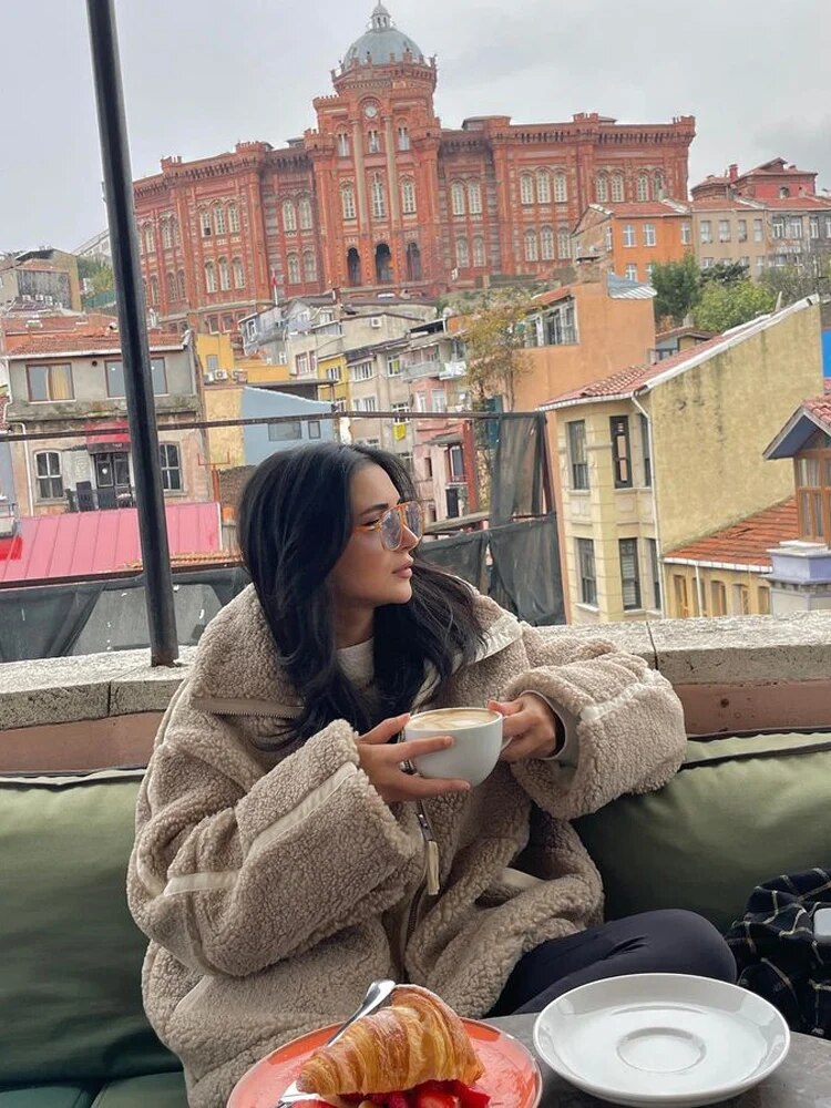 Paloma Oversized Lamwollen Damesjas – Warme Jas met Ritssluiting en Opstaande Kraag