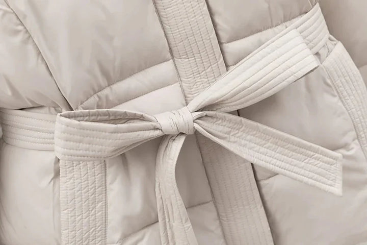 Waylynn Jas – Lange Belted Winterjas met Capuchon