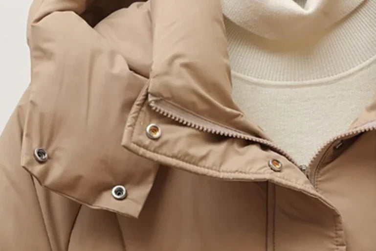 Wynette Jas – Midi Winterjas met Capuchon en Elegante Afwerking