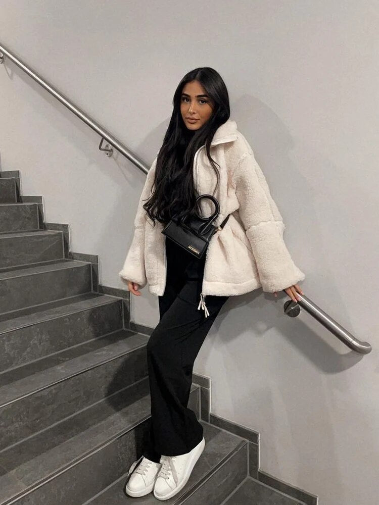 Paloma Oversized Lamwollen Damesjas – Warme Jas met Ritssluiting en Opstaande Kraag